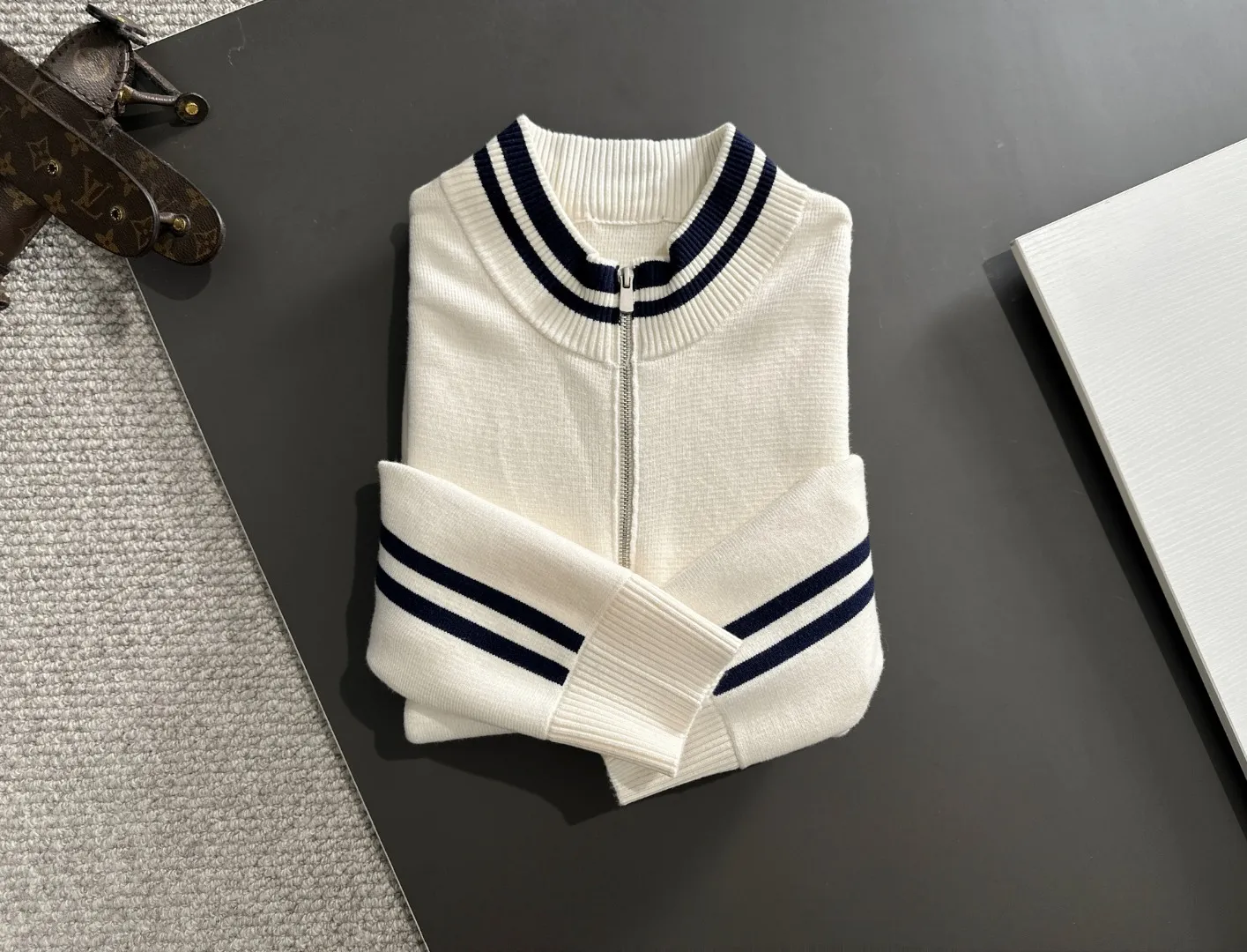 Next day shipping P460 Big Goose 2025 official website latest winter sweater, popular items are on sale at the counter simultaneously! Specially made of wool blended fabric. It feels comfortable and can be directly in contact with the skin. The logo badge is exquisitely embroidered, which is extremely eye-catching! The details highlight the fashionable charm of big brands. Exquisite workmanship. Three-dimensional cutting style. The wearing effect is invincible and handsome! All three standards are complete! Size: M-3XL